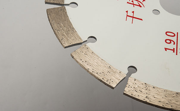 大理石鋸片在切割過(guò)程中搖擺是怎么回事呢？